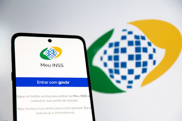 Para solicitar a aposentadoria antecipada, o trabalhador deve reunir documentos que comprovem o tempo de exposição a agentes nocivos. Imagem: Portal Gov. Br 