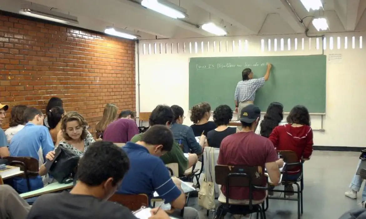 A jornada de trabalho estabelecida é de 40 horas semanais. Imagem: Agência Brasil.